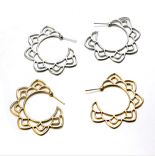 Load image into Gallery viewer, Floral Drop Earring