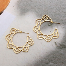 Load image into Gallery viewer, Floral Drop Earring